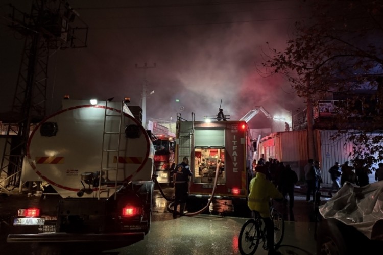 Hırdavat dükkanı alev topuna döndü, ekipler seferber oldu