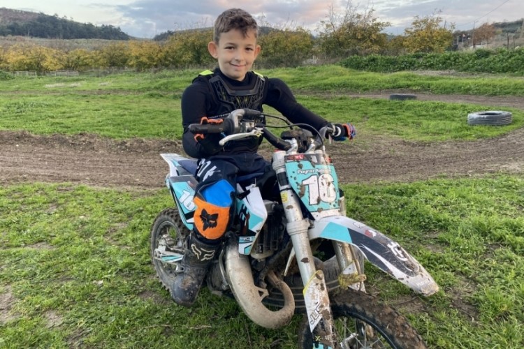 Bursa'da minik motokrosçu Poyraz Kalender sezonu şampiy...