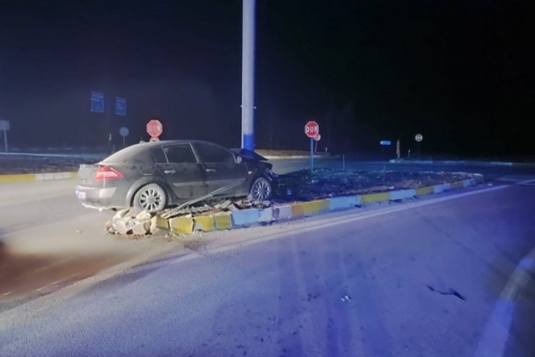 Otomobil refüje çıktı: 3 yaralı