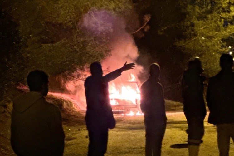 Otomobil patladı, feci şekilde can verdi