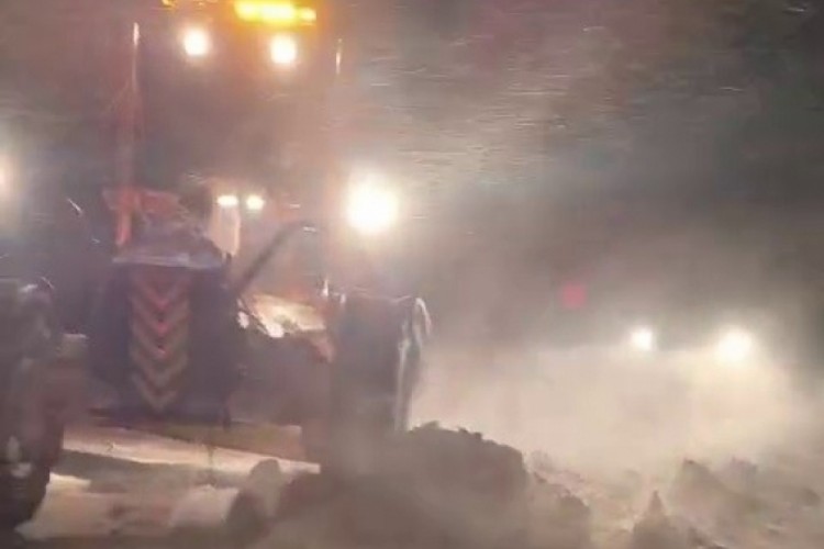 Palandöken geçidinde kar ve tipi nedeniyle mahsur kaldılar