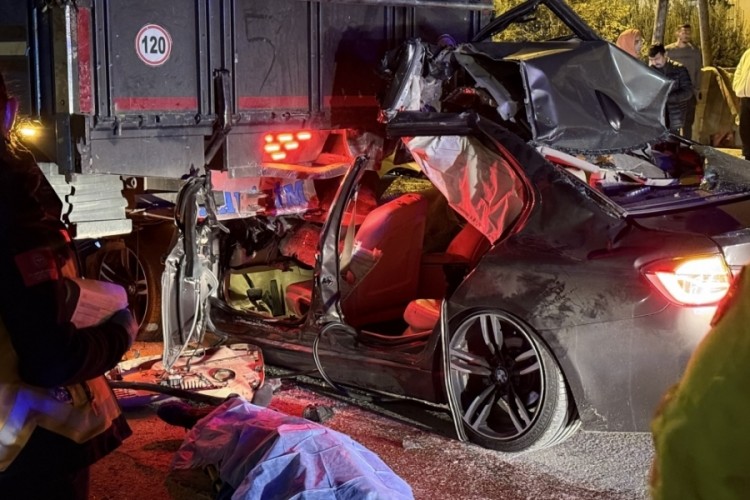 Lüks otomobil kamyona ok gibi saplandı: 1 ölü, 2 yaralı