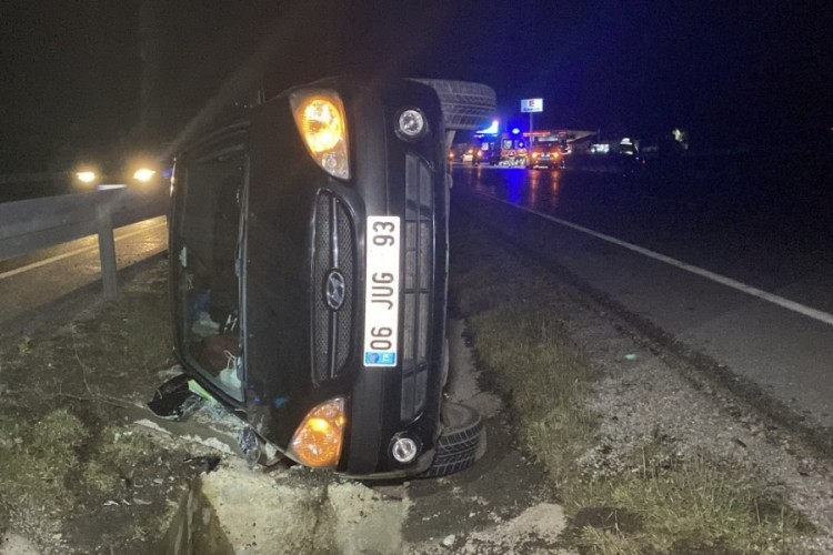 Refüje çarpan otomobil yan yattı: 1'i bebek, 3 yaralı