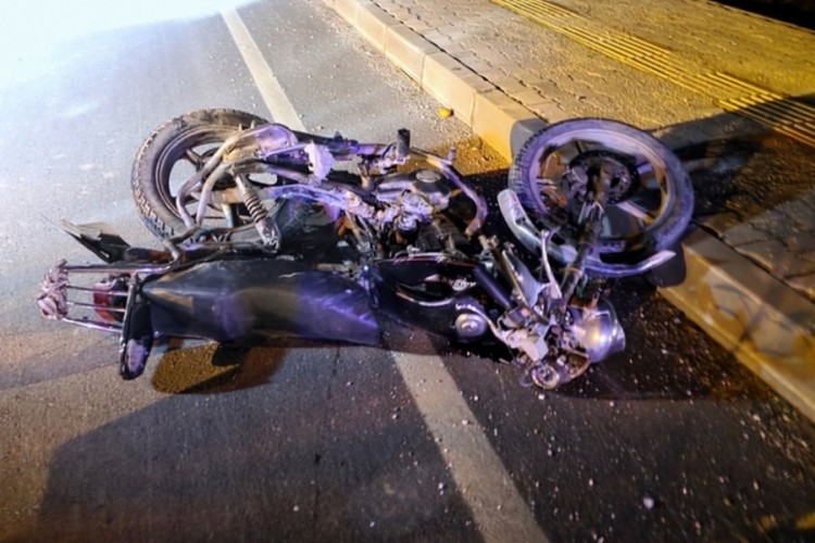 Otomobil motosiklete çarptı: 2 kardeş hayatını kaybetti