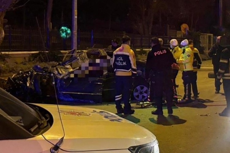 Kaldırıma &ccedil;arpan otomobil 200 metre savruldu! &Ouml;l&uuml; ve yaralı var