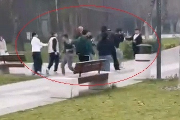 Bursa'da tekmeli-yumruklu kavga