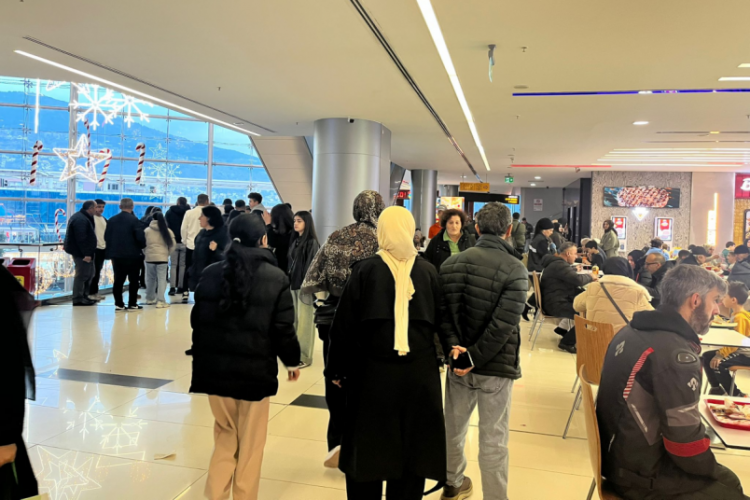 Bursa'daki AVM'de pazar izdihamı! Yemek katında masa kr...