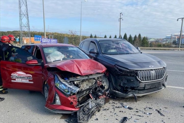 İki otomobilin &ccedil;arpıştığı kazada 4 kişi yaralandı
