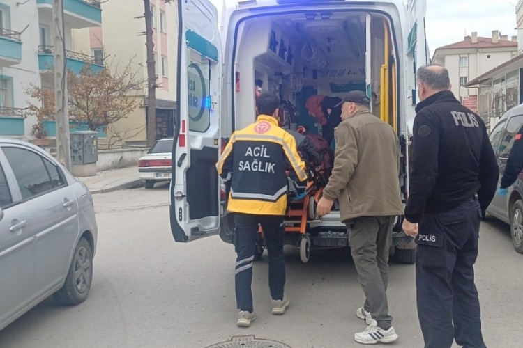 Arkadaşıyla şakalaşırken bı&ccedil;ağın &uuml;zerine d&uuml;şen gen&ccedil; yaralandı