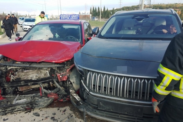 Aday s&uuml;r&uuml;c&uuml; direksiyon sınavında kaza yaptı: 4 yaralı