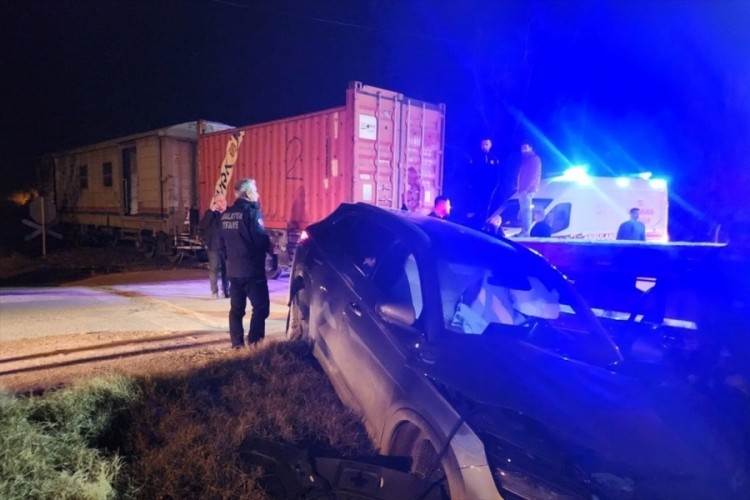 Yük treninin otomobile çarpması sonucu 5 kişi yaralandı