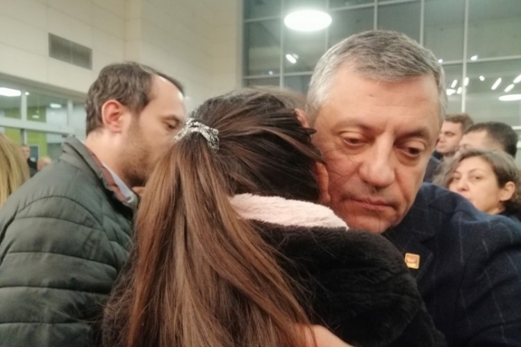&Ouml;zg&uuml;r &Ouml;zel duygularına hakim olamadı