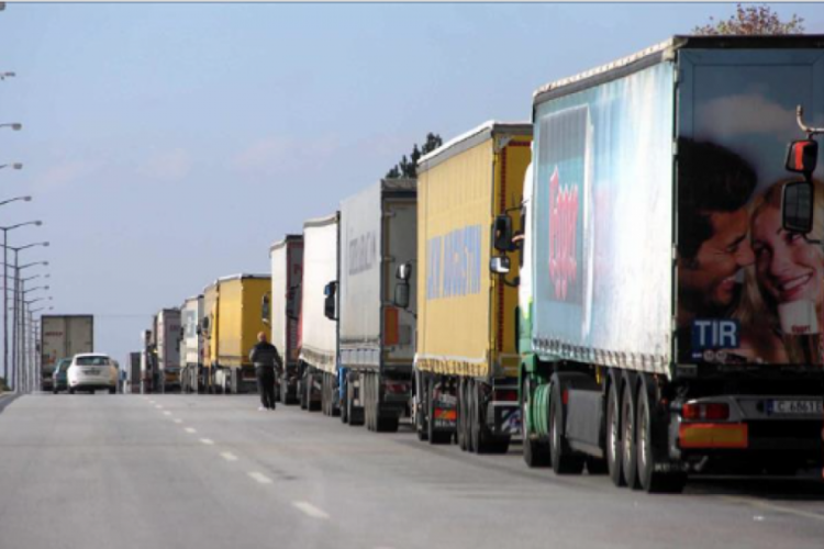 Sınır kapısındaki kriz s&uuml;r&uuml;yor: T&uuml;rk TIR'ları ge&ccedil;iş yapamıyor!