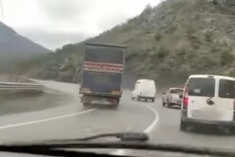 Hatalı sollama yapan tır s&uuml;r&uuml;c&uuml;s&uuml;ne ceza