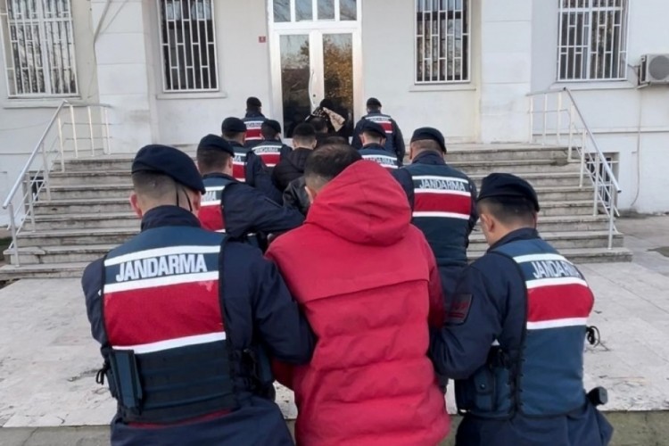 Edirne'de yurt dışına ka&ccedil;maya &ccedil;alışırken yakalanan 5 ş&uuml;pheli tutuklandı