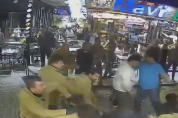 Esnaflar arasındaki kavga kamerada; 2 kişi g&ouml;zaltına alındı