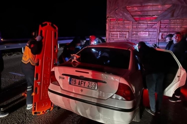 Tıra &ccedil;arpan otomobil hurdaya d&ouml;nd&uuml;: 1 &ouml;l&uuml;