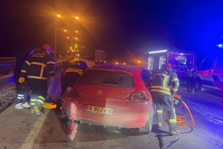 &Ccedil;orum'da otomobil tıra &ccedil;arptı: 1 &ouml;l&uuml;