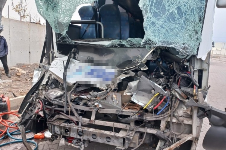 İş&ccedil;i servisi tıra arkadan &ccedil;arptı: &Ccedil;ok sayıda yaralı var