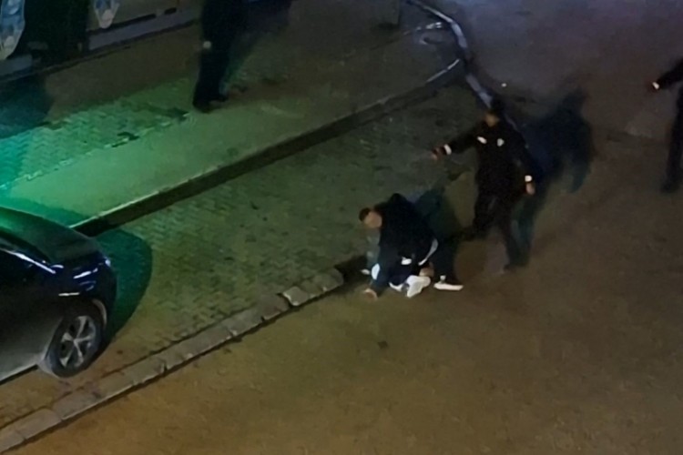 İki grubun kavgasını bek&ccedil;iler biber gazıyla ayırdı