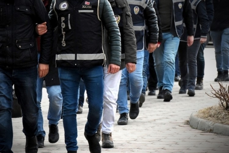 Zehir tacirlerine darbe: Y&uuml;zlerce kişi yakalandı!