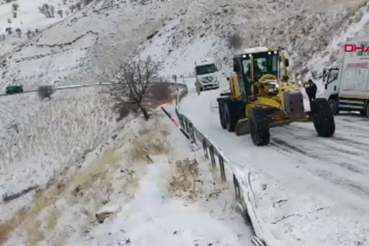 Muş'ta yolda kalan 20 ara&ccedil; kurtarıldı