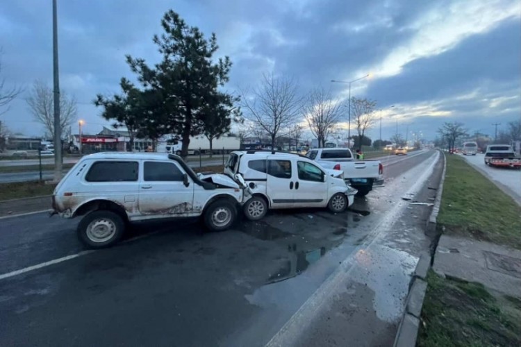 Bolu'da 4 ara&ccedil; zincirleme kazaya karıştı, trafik kilitlendi