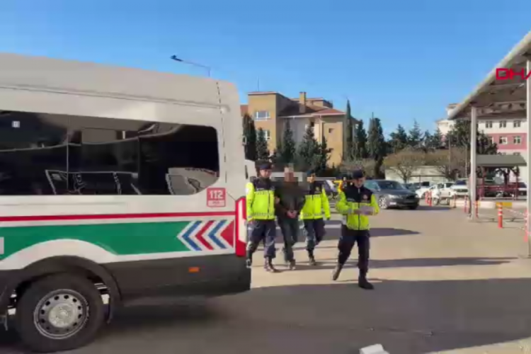 Durdurulan ara&ccedil;tan 15 ka&ccedil;ak g&ouml;&ccedil;men yakalandı