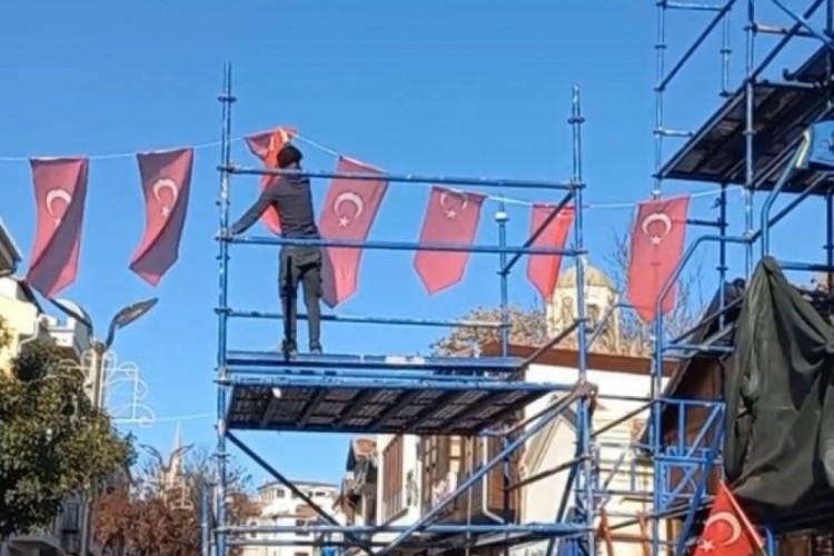 T&uuml;rk bayrağını &ouml;perek kaldırdı
