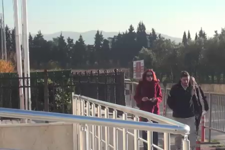 Şarkıcı G&uuml;ll&uuml;'n&uuml;n oğlu Tuğberk, avukatıyla birlikte adliyeye geldi