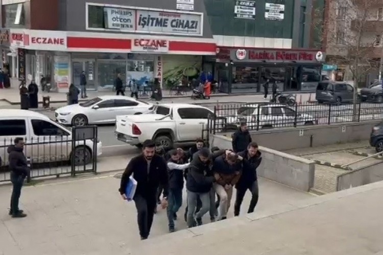 Y&uuml;ksek faizle bor&ccedil;landırıp senet imzalattılar: Yakalandılar!
