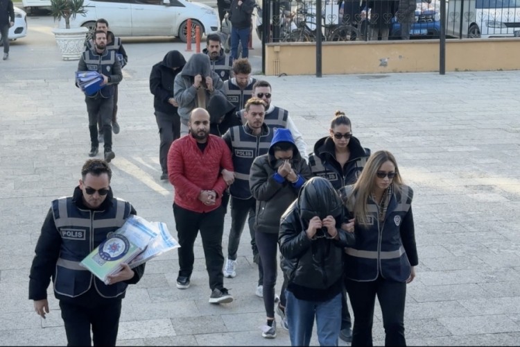 Edirne'de masaj salonlarına y&ouml;nelik fuhuş operasyonunda yakalanan 5 zanlı tutuklandı