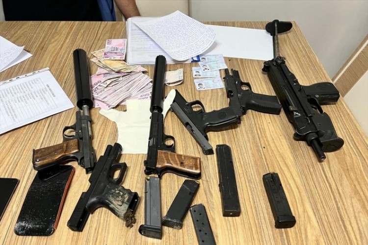 İstanbul'da "&Ccedil;irkinler" silahlı su&ccedil; &ouml;rg&uuml;t&uuml;yle bağlantılı 7 ş&uuml;pheli tutuklandı