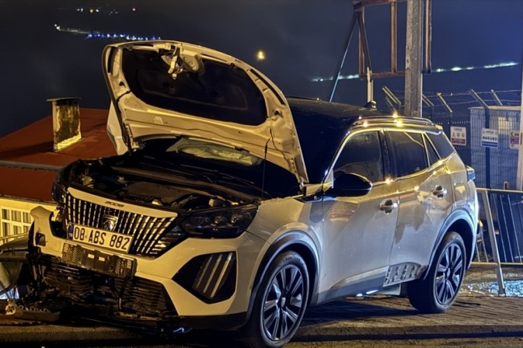 Artvin'de otomobilin park halindeki minib&uuml;se &ccedil;arptığı kazada 3 kişi yaralandı