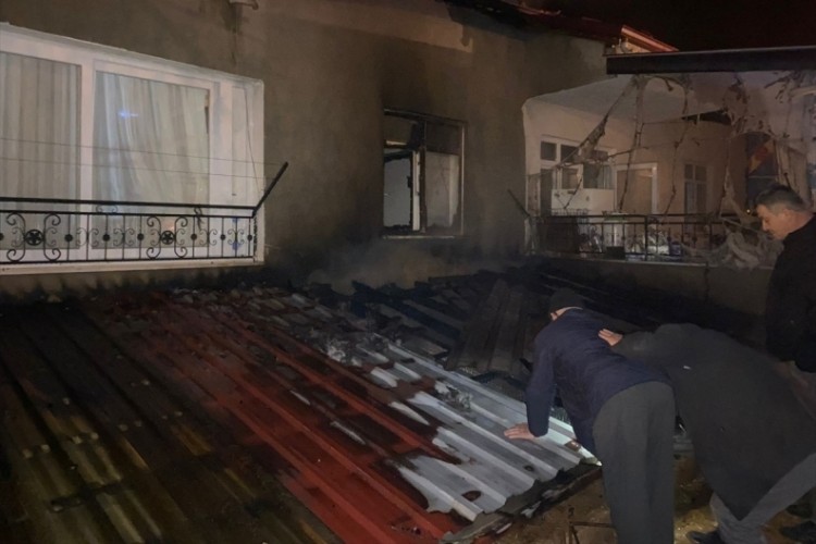 Isparta'da kalorifer kazanının patlaması sonucu yangın &ccedil;ıkan evdeki 3 kişi yaralandı