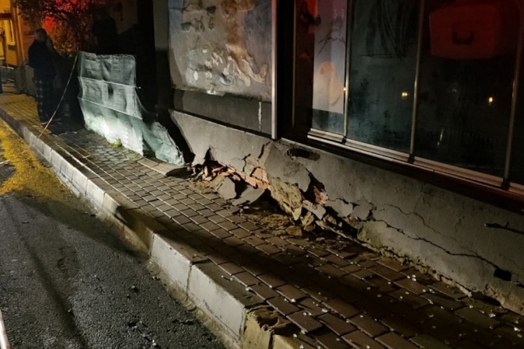 Faciaya ramak kala! &Uuml;st katı kaydı, gecekonduya yaslandı...