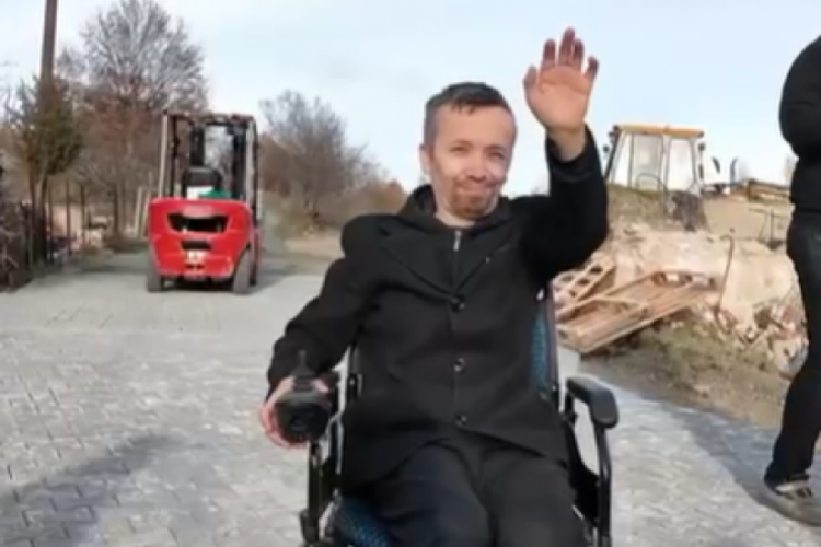 Bursa'da yıllardır evden &ccedil;ıkamayan Ali i&ccedil;in umut taşları d&ouml;şendi!