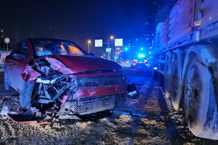 Kontrols&uuml;z makas kazaya yol a&ccedil;tı: Tırla &ccedil;arpıştı!