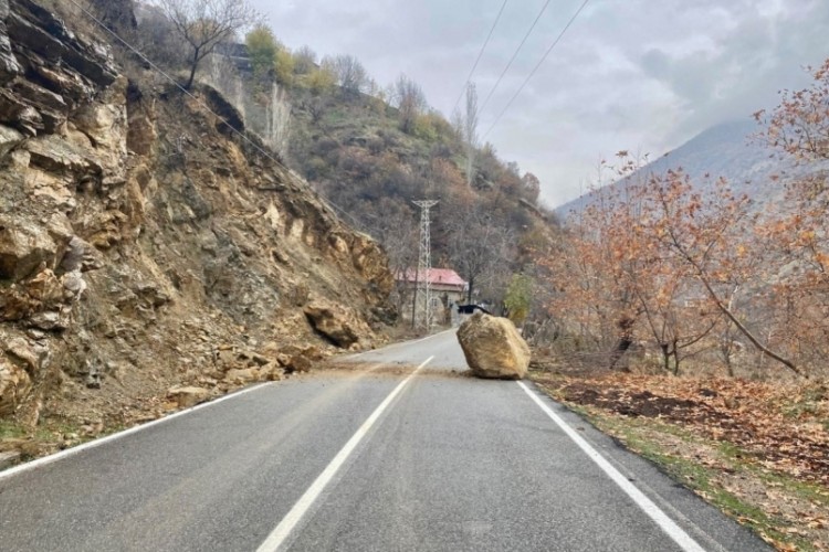 K&ouml;y yollarını kapatan dev kaya par&ccedil;aları kaldırıldı