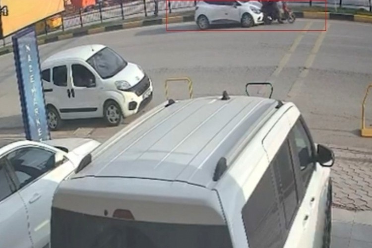 Otomobil motosiklete &ccedil;arptı: Yolcular yola savruldu...