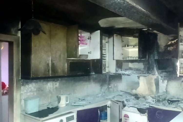 Su i&ccedil;meye kalktı, alevlerle burun buruna geldi