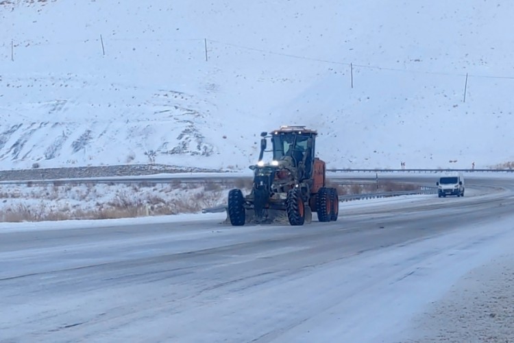 Van-Bah&ccedil;esaray yolu ulaşıma kapatıldı