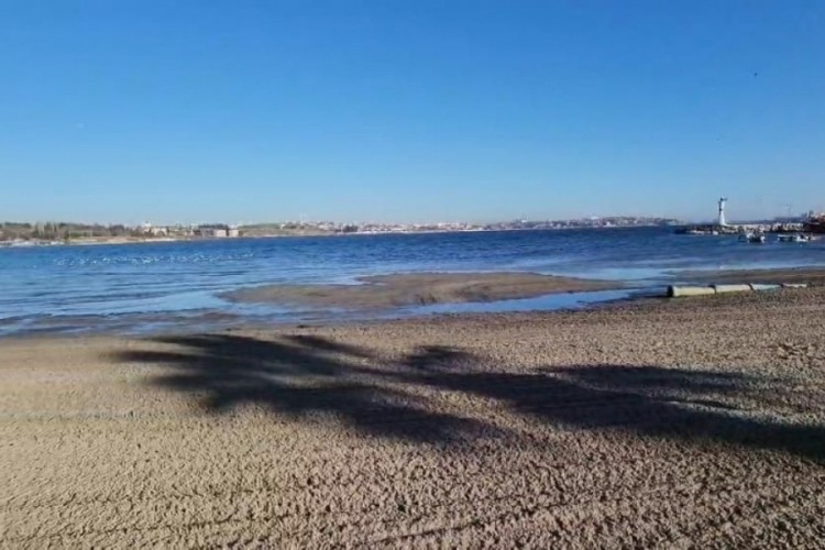 Marmara'da endişelendiren g&ouml;r&uuml;nt&uuml;; deniz metrelerce &ccedil;ekildi