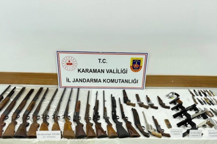 Jandarmadan baskın: Silahlar, t&uuml;fekler, bı&ccedil;aklar...