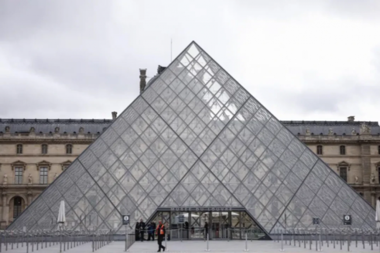 Louvre M&uuml;zesi grevi uzatma kararı aldı