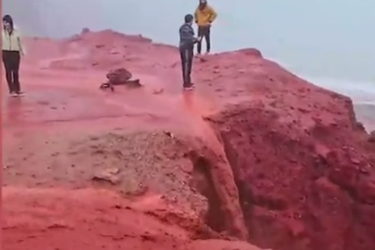 İran'ın Kızıl Plaj'ının yağmurdaki g&ouml;r&uuml;nt&uuml;leri ilgi &ccedil;ekti