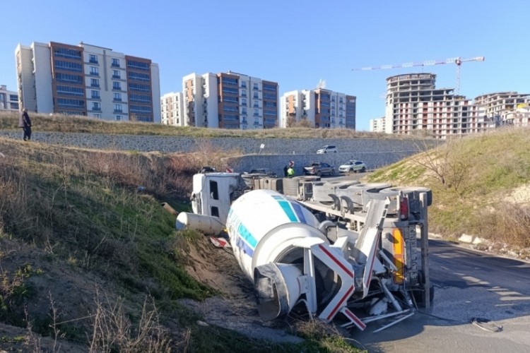 Tekirdağ'da devrilen beton mikserinin s&uuml;r&uuml;c&uuml;s&uuml; yaralandı