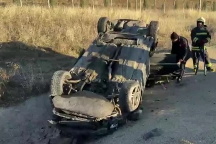Şarampole devrilen otomobildeki 2 kişi yaralandı