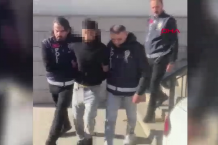 Tartıştığı arkadaşını sokak ortasında bı&ccedil;aklayıp &ouml;ld&uuml;rd&uuml;