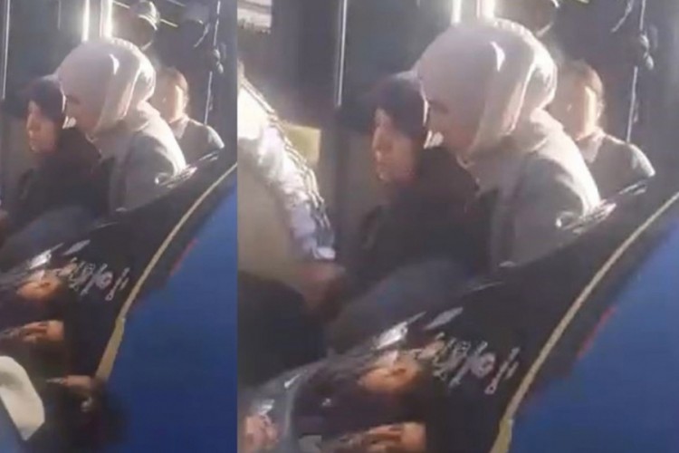 Yaşlı kadın, tıklım tıklım dolu minib&uuml;sten yola d&uuml;şt&uuml;